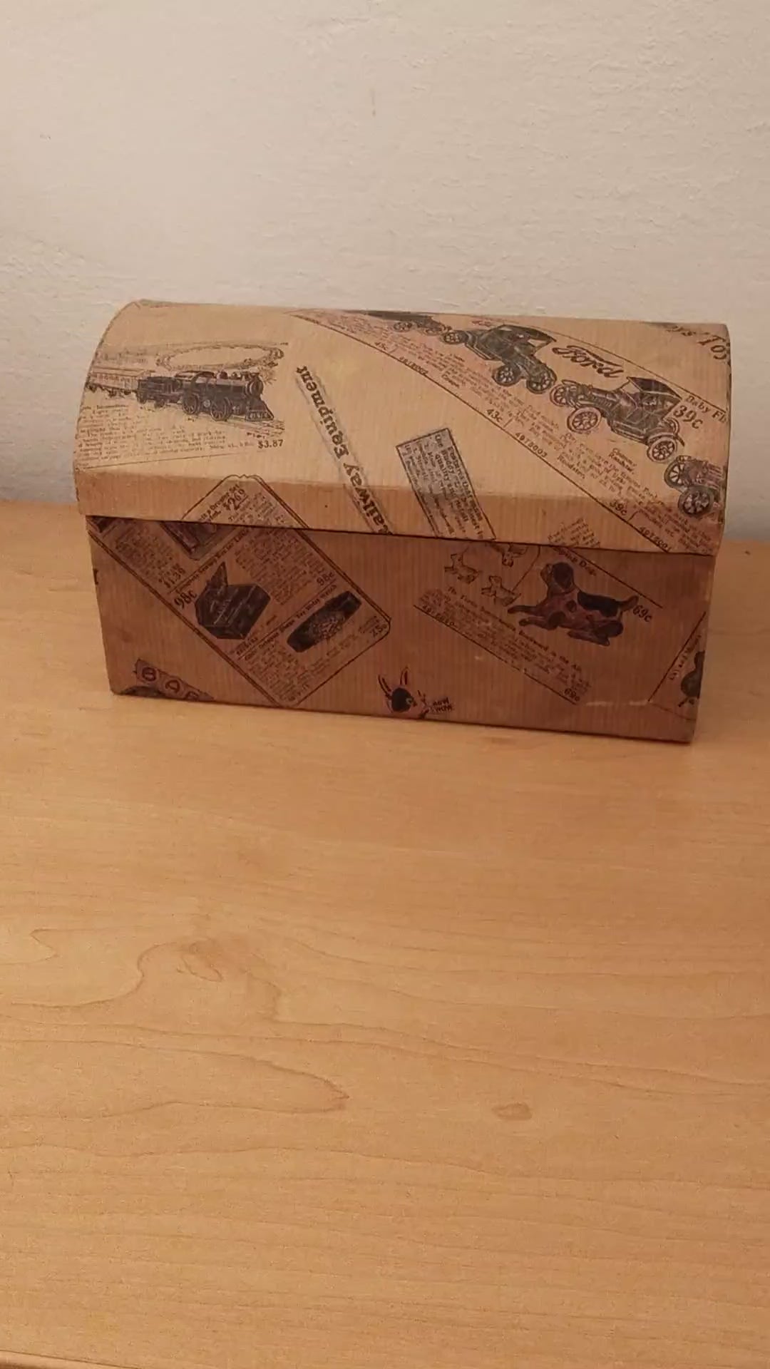 Handgefertigtes Schminkkästchen aus Karton mit gewölbtem Deckel,  Video.
