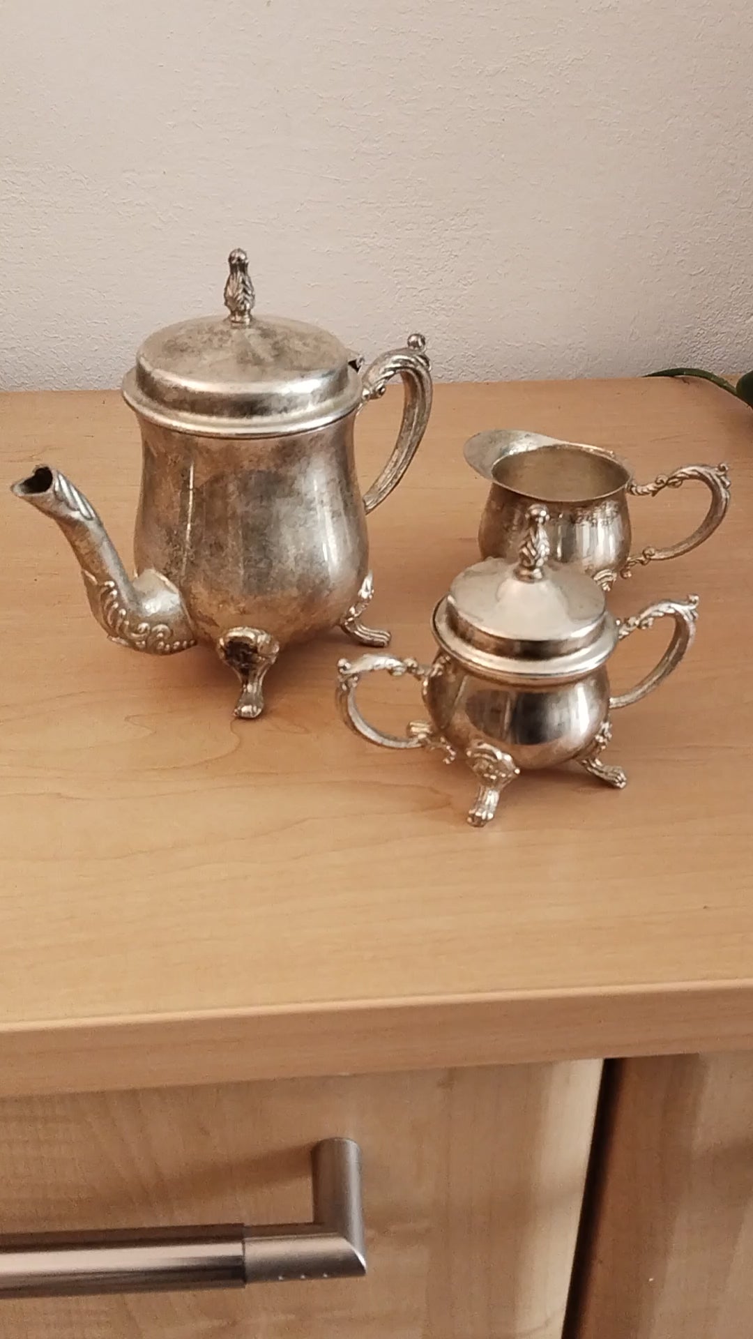 Dreiteiliges versilbertes Teeservice im Barockstil – Kanne, Zuckerdose und Milchkännchen als Gesamtset, Vintage Österreich. Video.
