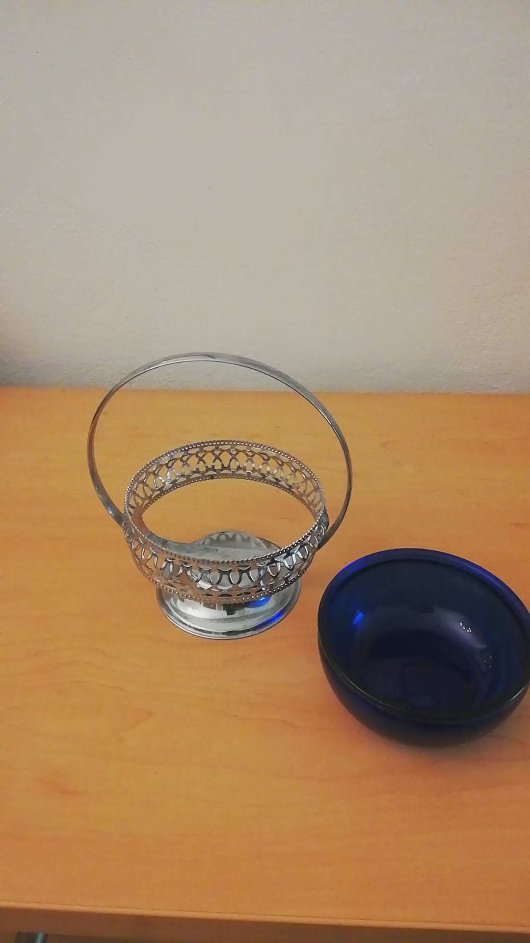 Vintage Glasschale blau mit versilbertem Rahmen. Video.
