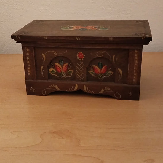 Handbemalte Holzschatulle in Truhenform mit Bauernmalerei, Vintage aus Österreich. Video.