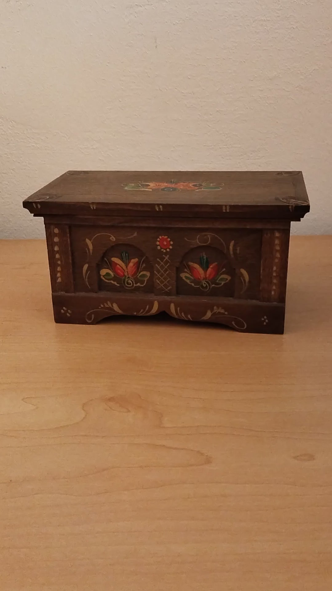 Handbemalte Holzschatulle in Truhenform mit Bauernmalerei, Vintage aus Österreich. Video.