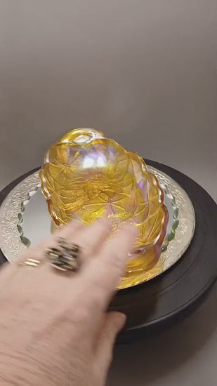 Bernsteinfarbene Karnevalsglasschale in ovaler Form mit irisierendem Schimmer, frontal fotografiert, Video