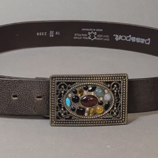 Vintage Boho-Ledergürtel aufgerollt mit rechteckiger Schmuckschnalle, Video
