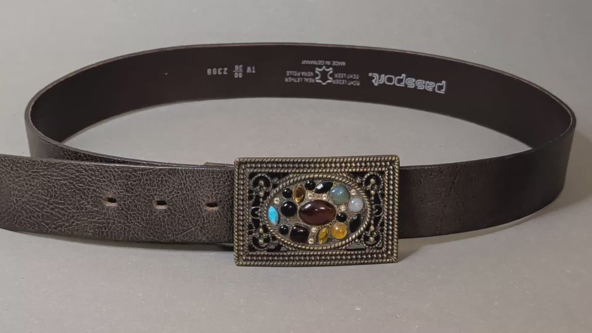 Vintage Boho-Ledergürtel aufgerollt mit rechteckiger Schmuckschnalle, Video