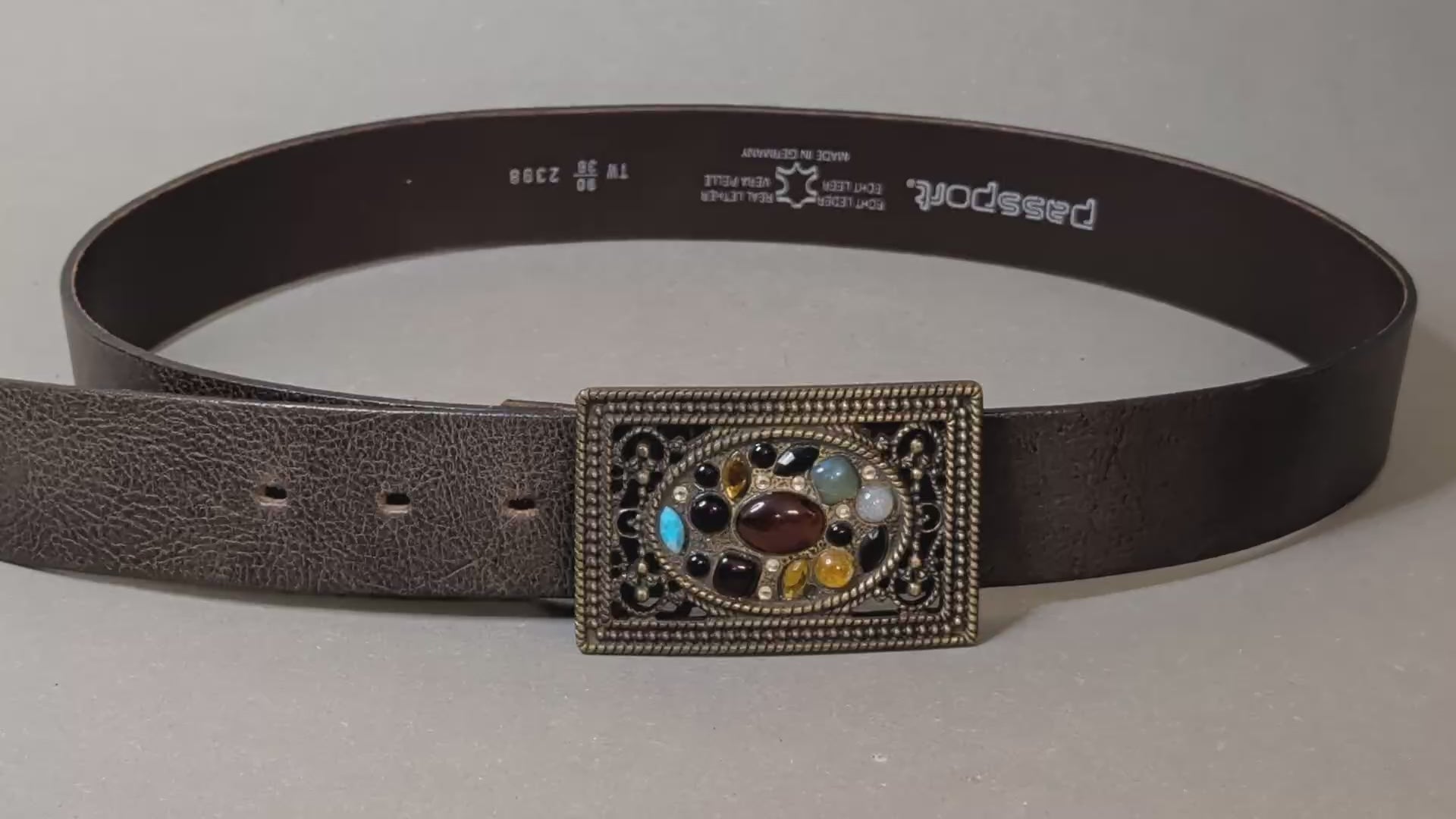 Vintage Boho-Ledergürtel aufgerollt mit rechteckiger Schmuckschnalle, Video