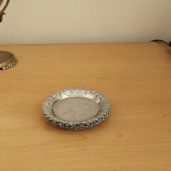 Sechs versilberte Getränkeuntersetzer mit Weintraubenrand. Video.