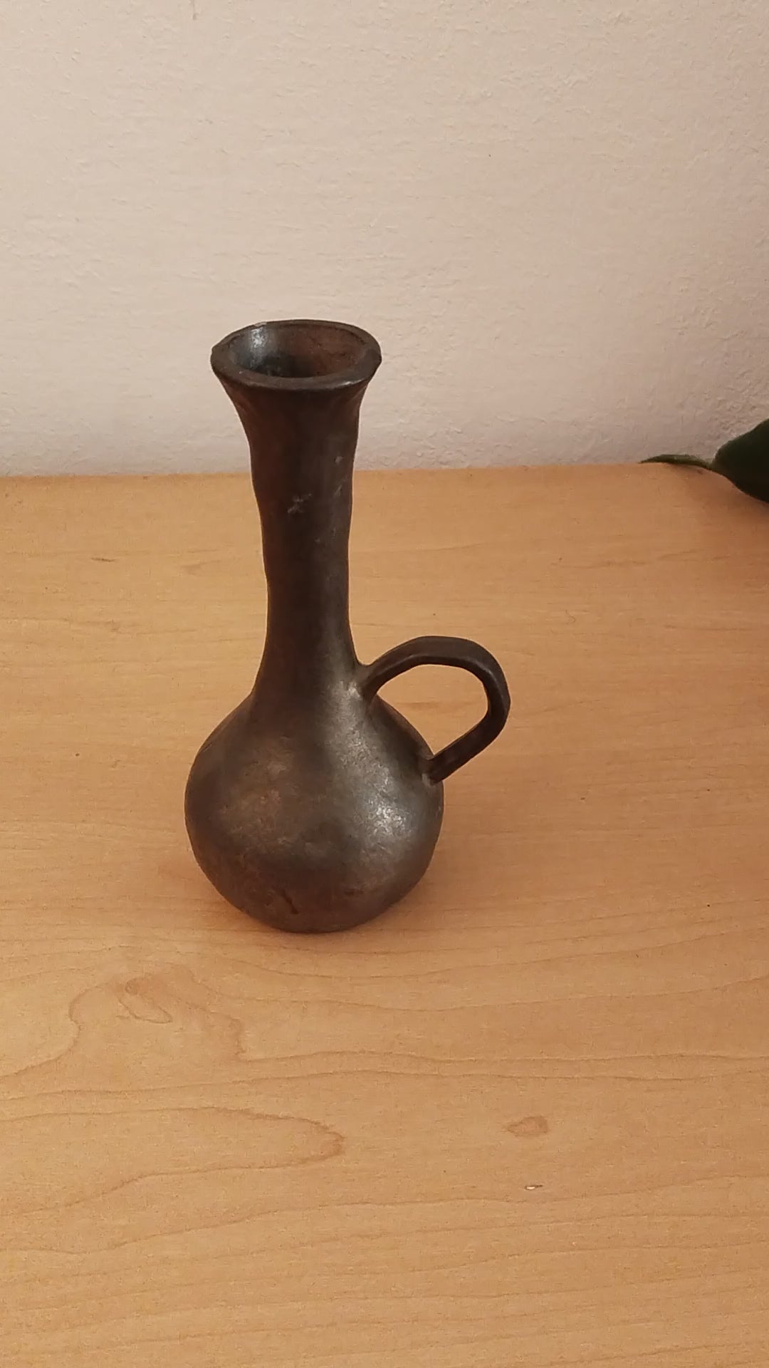 Massive brutalistische Bronze Vase mit Henkel 14cm hoch Mid-Century Modern Stil. Video.