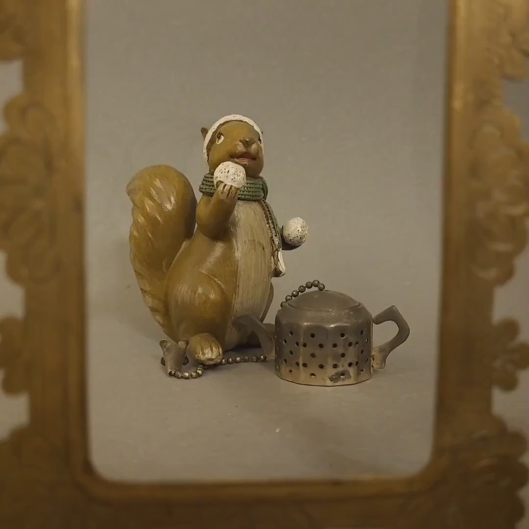 Miniatur-Teesieb in Teekannenform aus patiniertem Silbermetall. Video.