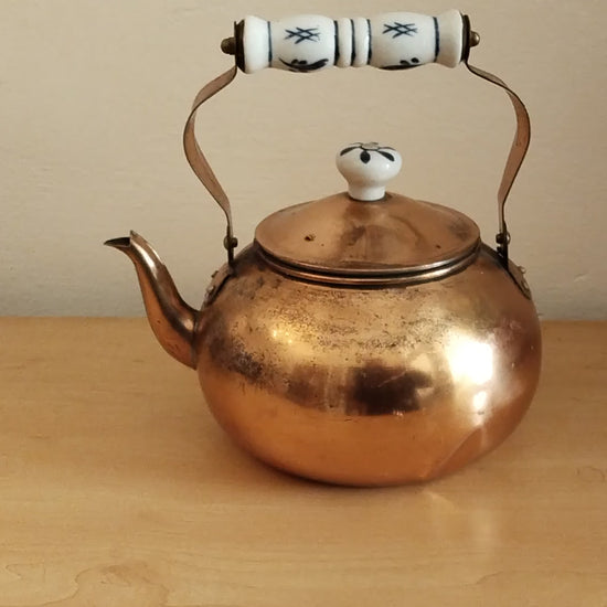 Vintage Kupfer-Teekanne mit bauchiger Form und glänzender Oberfläche. Video