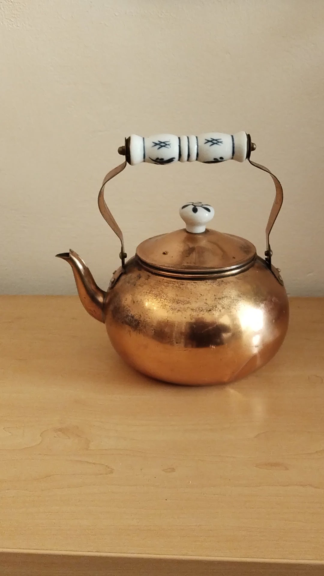 Vintage Kupfer-Teekanne mit bauchiger Form und glänzender Oberfläche. Video