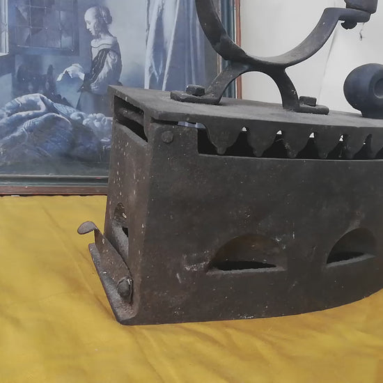 Vintage Dekorationsobjekt, schweres Gusseisen Bügeleisen, Video.