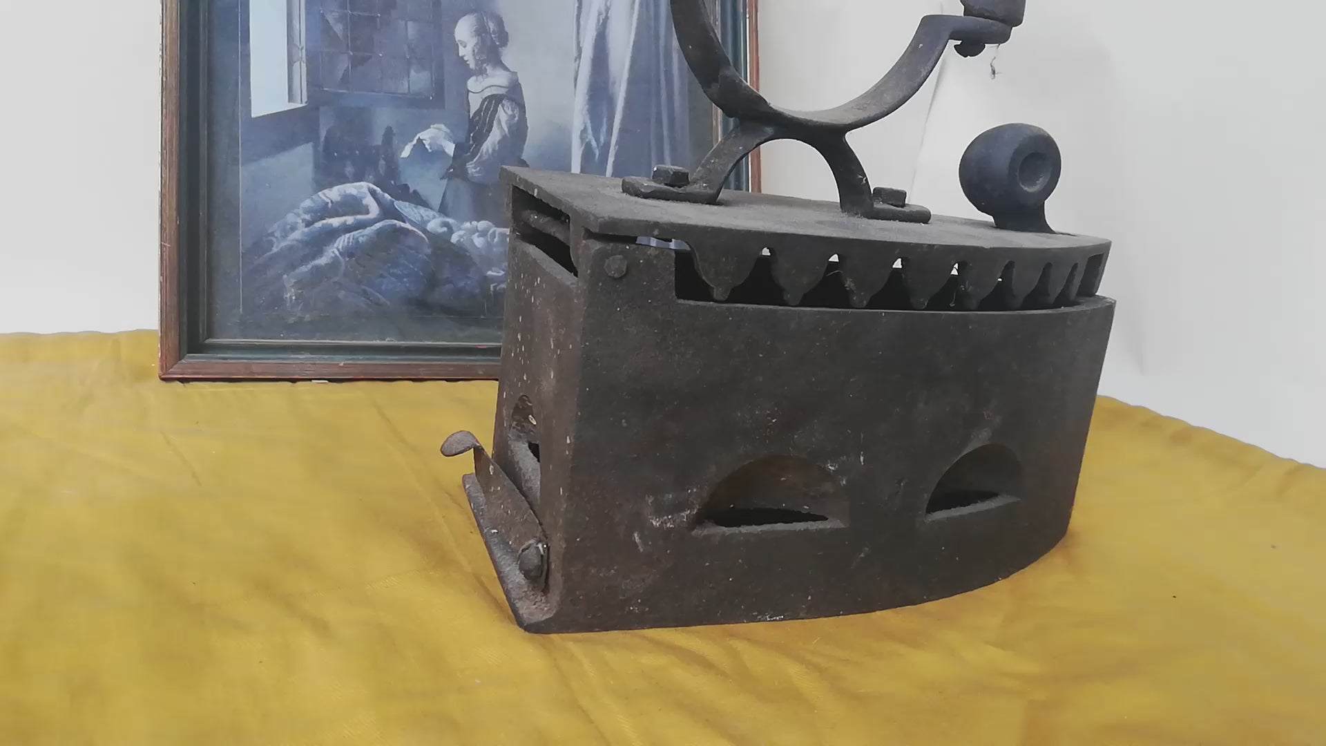 Vintage Dekorationsobjekt, schweres Gusseisen Bügeleisen, Video.