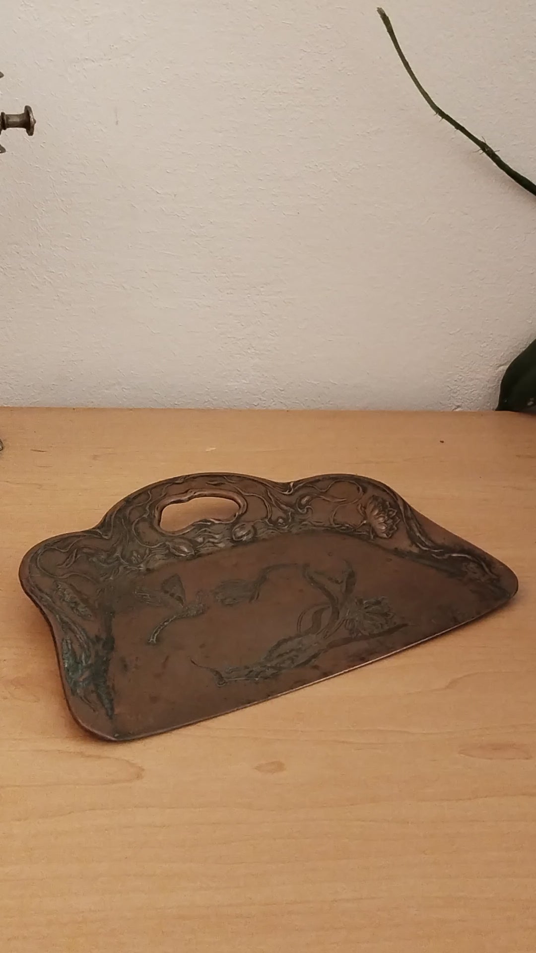 Antike Jugendstil-Kehrschaufel aus Kupfer mit Libelle und Seerosen, Vintage Deko aus Österreich, Video.