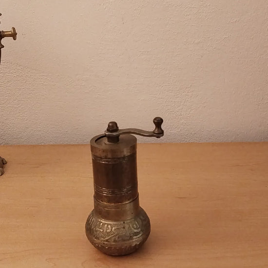 Türkische Messing-Pfeffermühle Vintage, Gesamtansicht mit Kurbel und graviertem Sockel, 11 cm hoch, Video.

