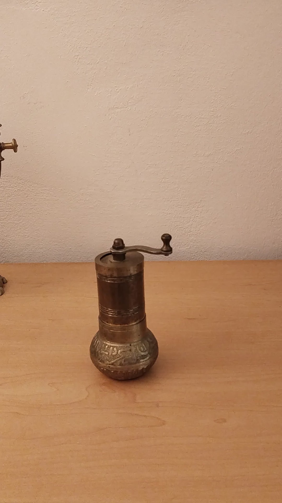 Türkische Messing-Pfeffermühle Vintage, Gesamtansicht mit Kurbel und graviertem Sockel, 11 cm hoch, Video.
