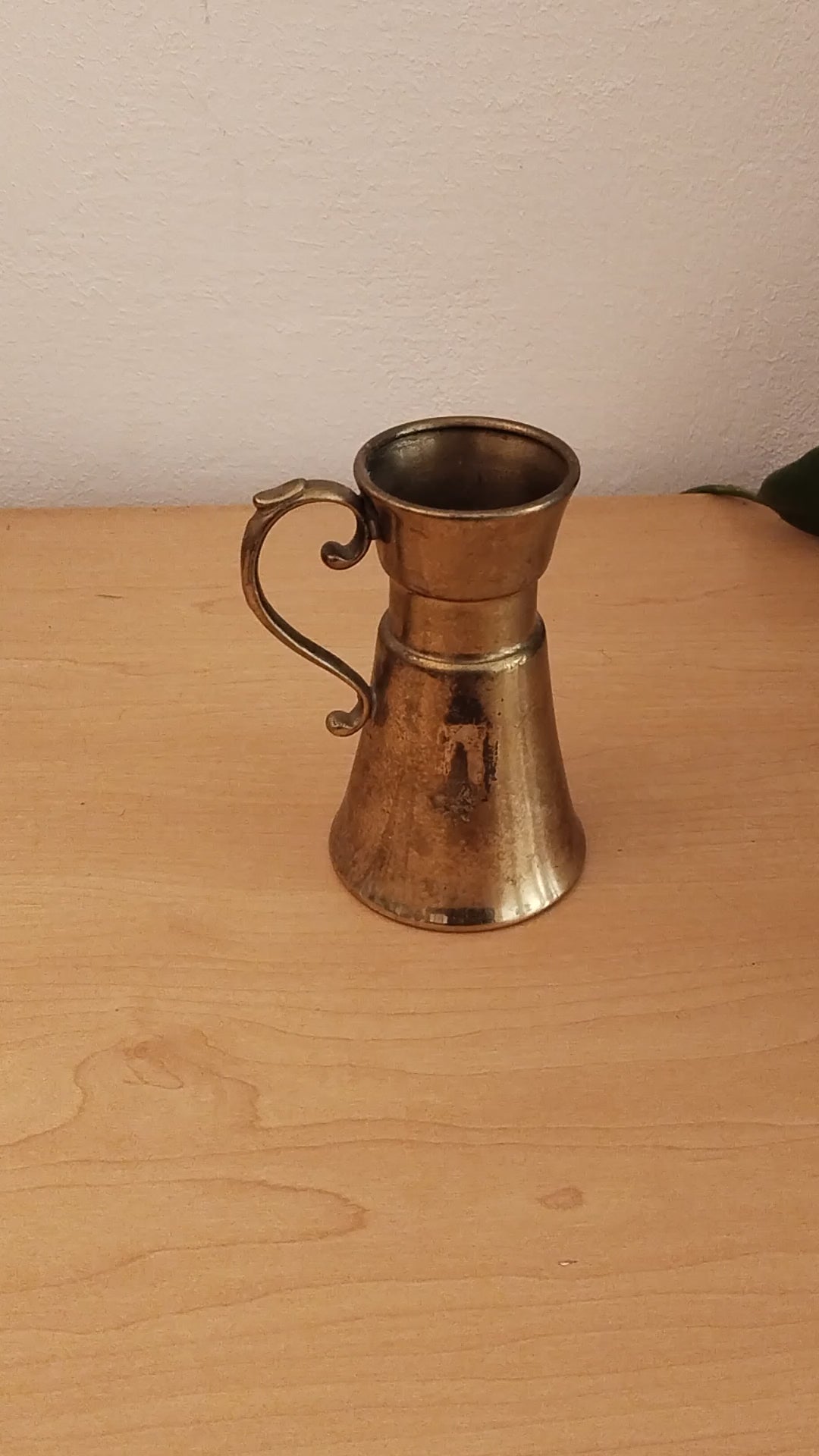 Vintage Messing Krug Vase mit S-Henkel. Video.