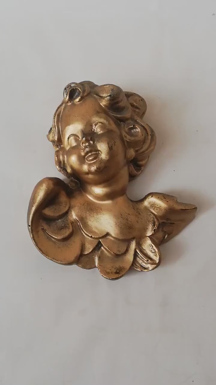 Video: Vergoldeter Putto-Kopf mit Flügeln rundum gedreht