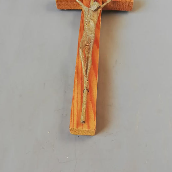 Handgeschnitztes Holzkreuz mit Christus. Video