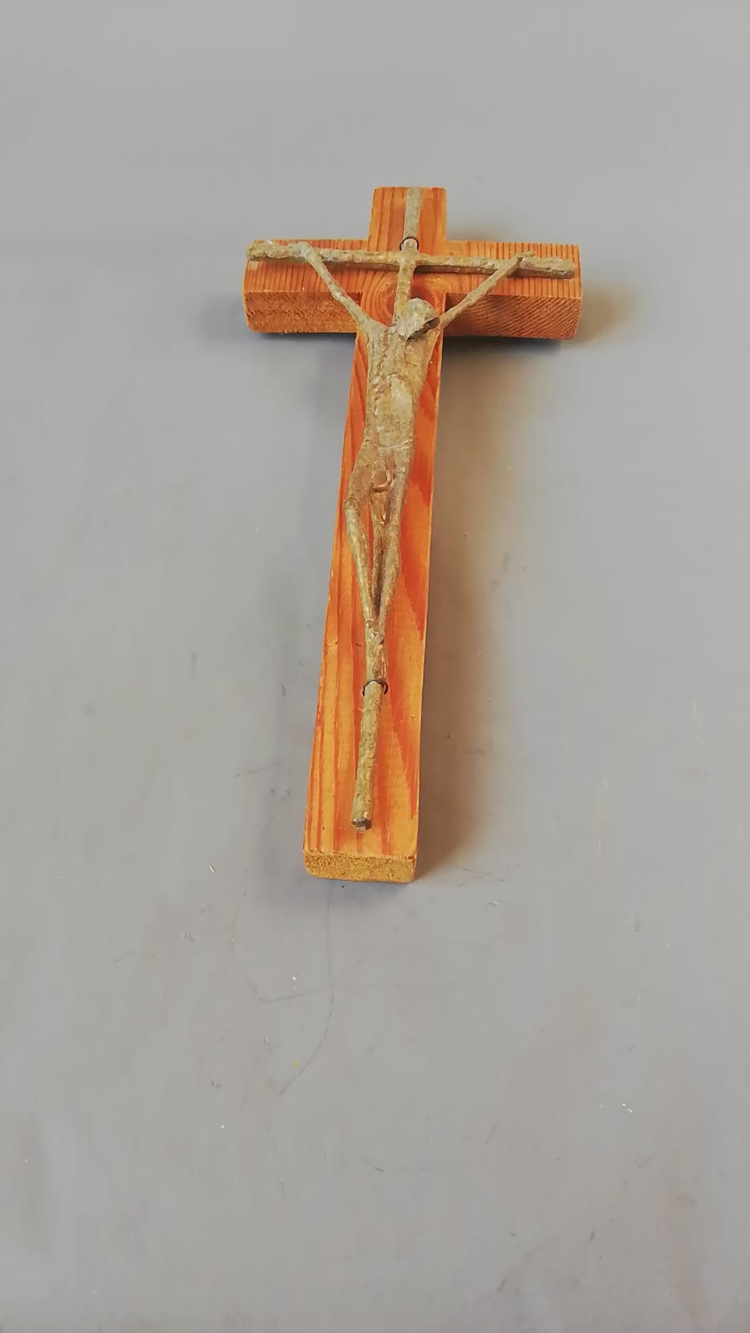 Handgeschnitztes Holzkreuz mit Christus. Video