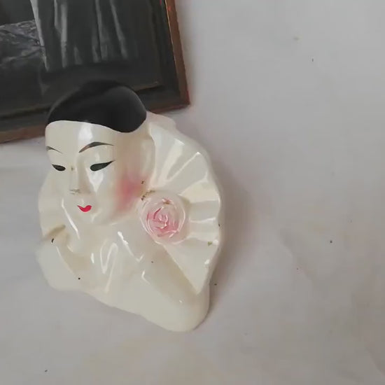 Video: Weißer Pierrot-Kopf aus Porzellan rundum gedreht